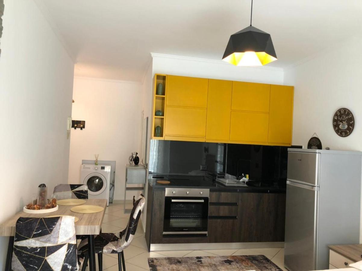 Sunset Apartments Lungomare Vlore Bagian luar foto